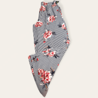 Pantalón de mujer color blanco con rayas negras floreado